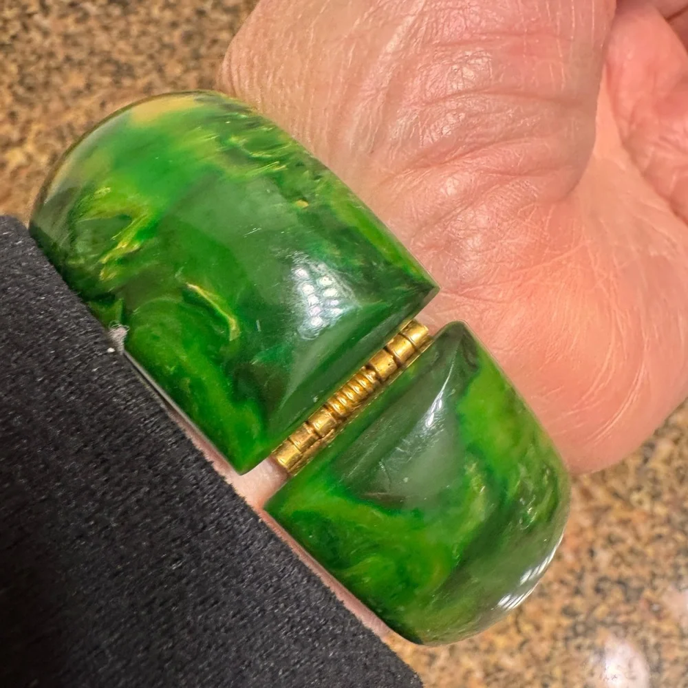 Royal Dynasty 17 jewel Hinged Green Marbled Bakelite Swirl Bangle Watch untested